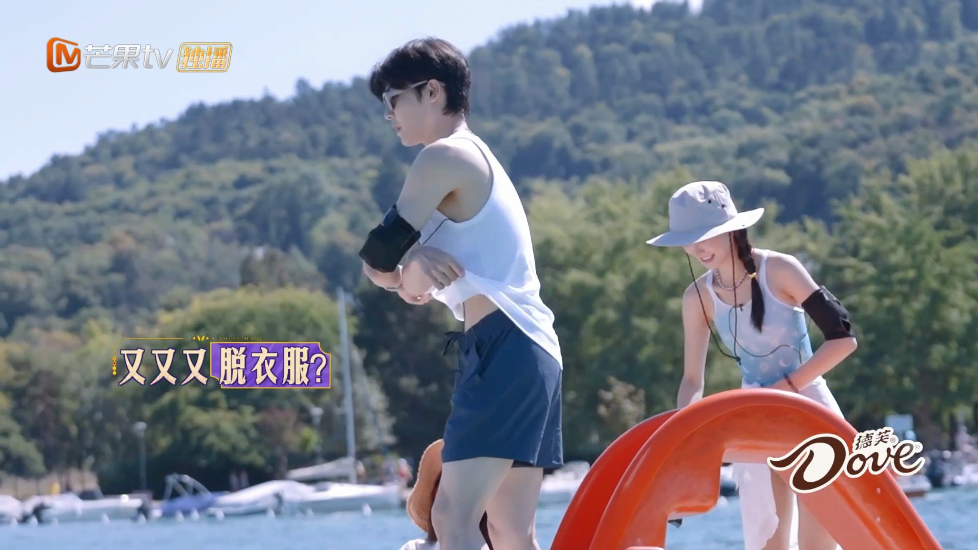 #侯明昊老头衫可以脱一下# 侯明昊真有你的还虚晃一枪假装要脱，原来是穿反了，你这