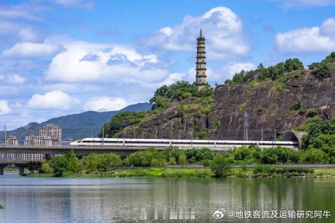 全国铁路7月1日起实行新的列车运行图 2026年7月1日零时起，全国铁路实行新的