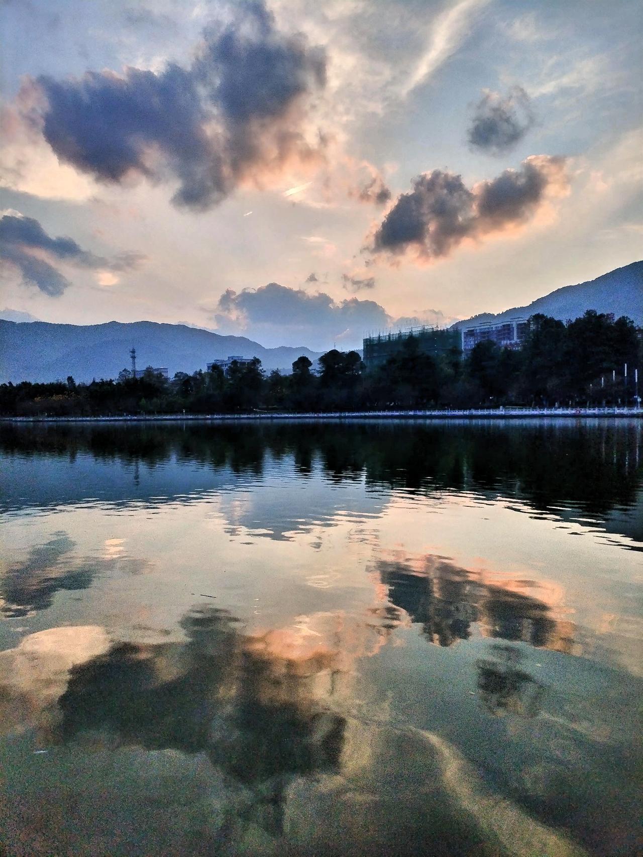 山色湖光入画来，云影倒映水中央。