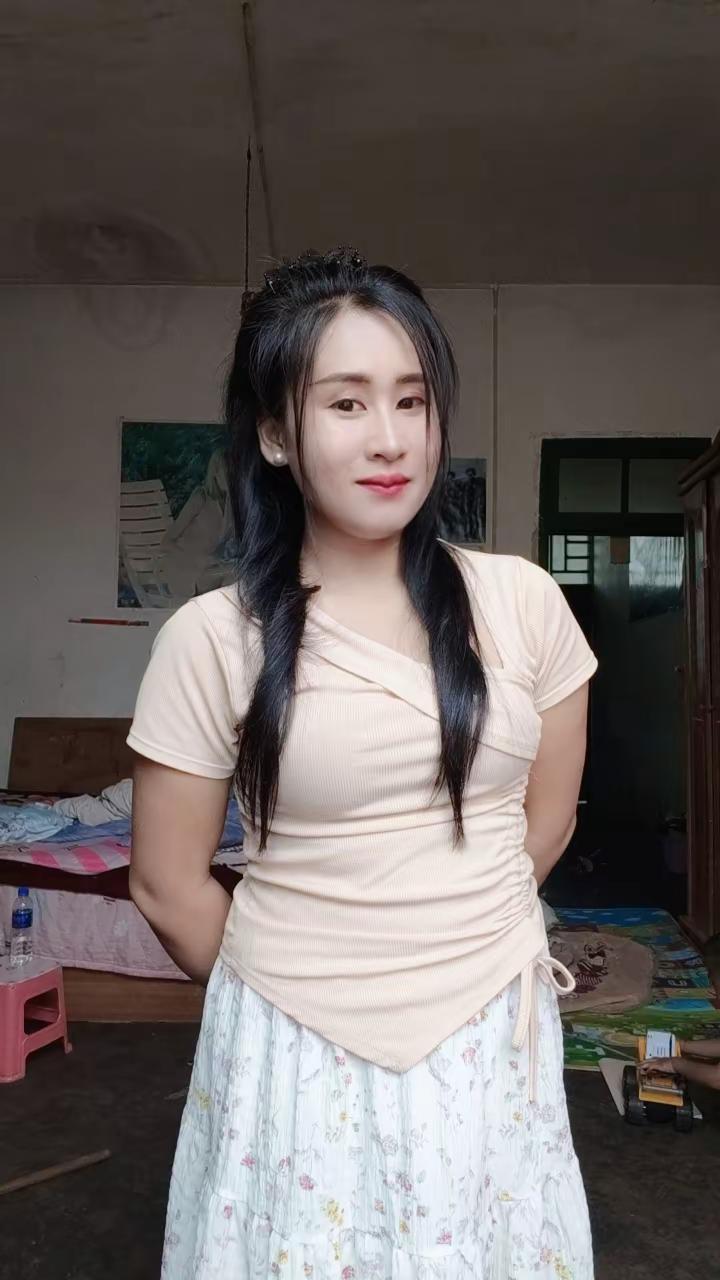粉色碎花裙搭配指南 农村胖妹 农村妹纸 肉肉姑娘的居家穿搭 农村胖妹
