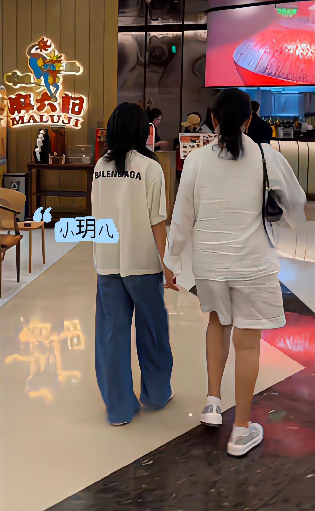 小玥儿跟奶奶去自家店吃酸辣粉，玥儿个头好高，快赶上奶奶了