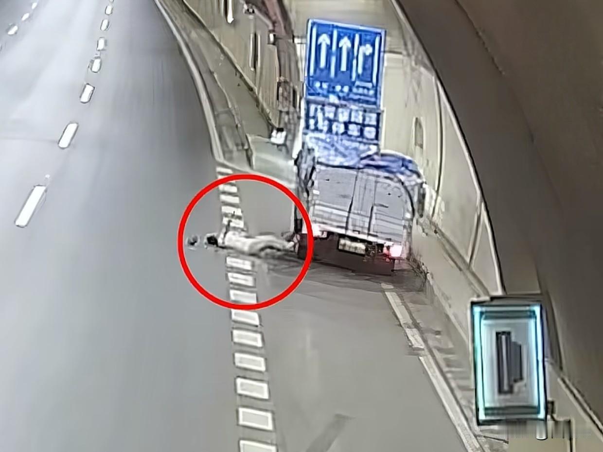 人民日报点赞！重庆隧道内，两名“骑士”跪地救人，这一幕看哭全网！

近日，重庆某