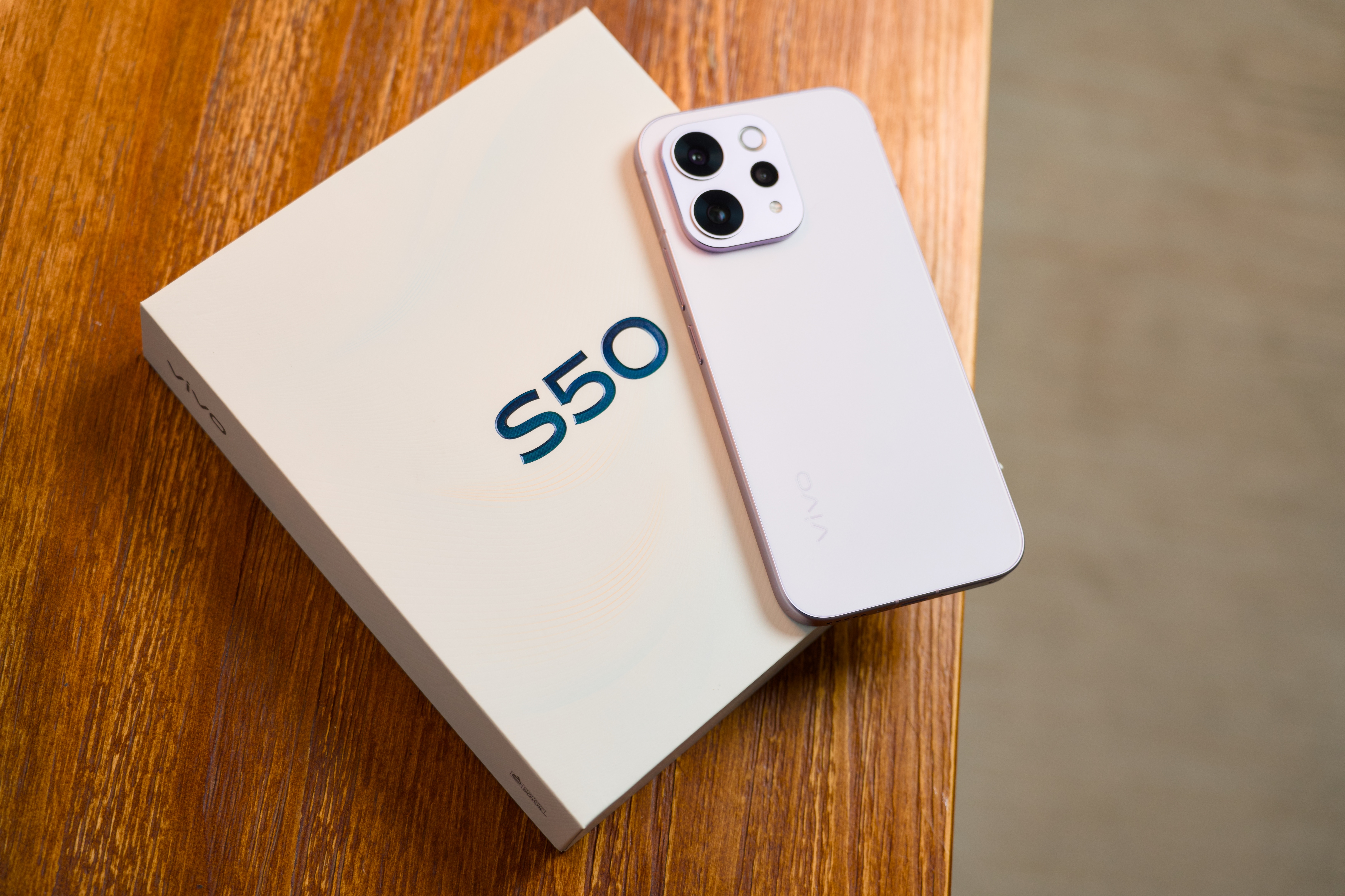 vivo S50灵感紫，它是淡淡的很耐看清新的紫色，磨砂AG玻璃后盖配合金属中框
