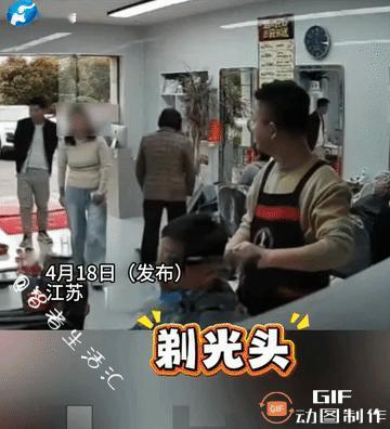 手腕上的医院手环藏着难言的病痛，她走进理发店要剃光头时，想必心里满是酸楚。理发师