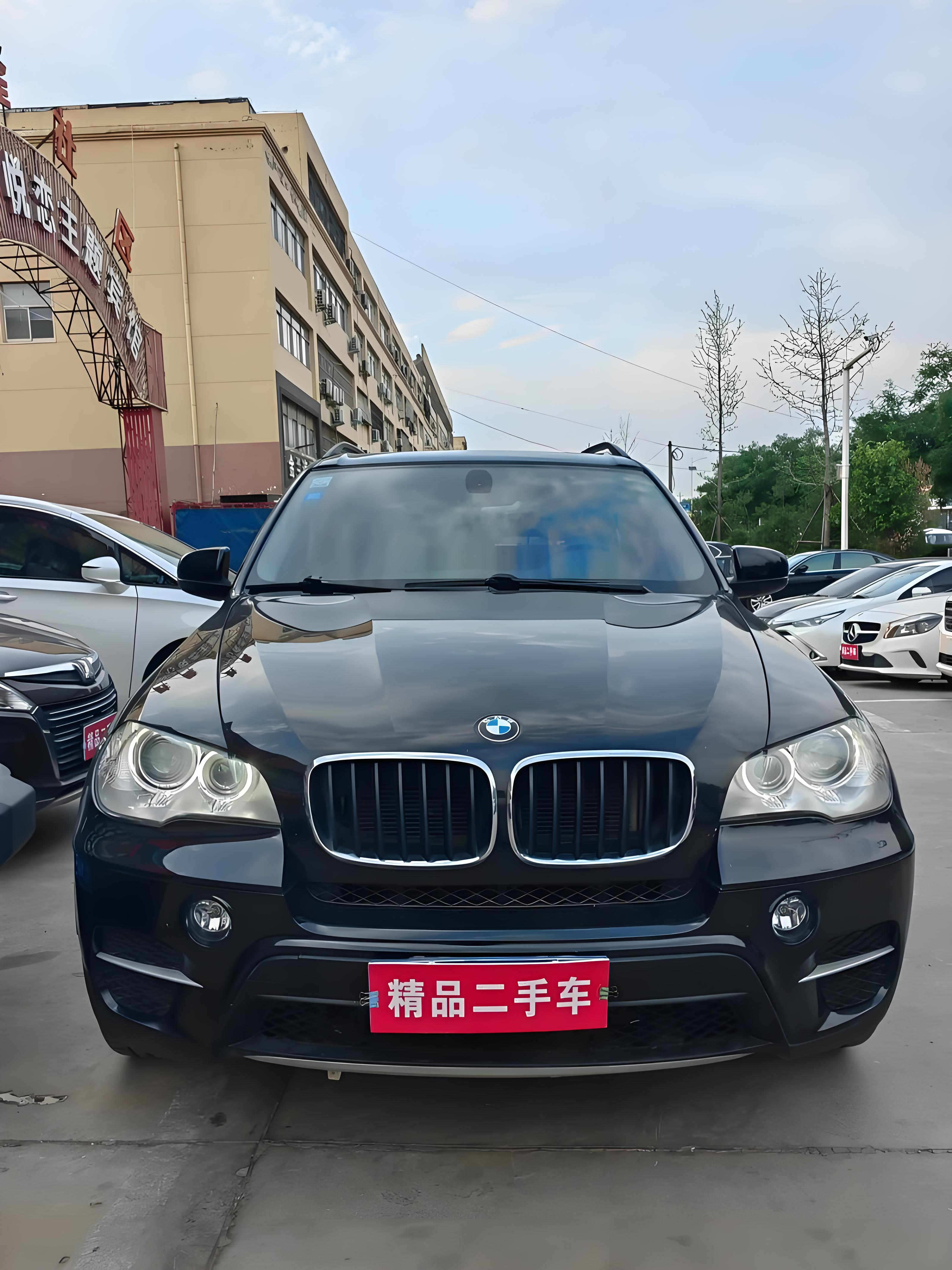二手油车价格崩盘主要是几个原因，油车市占率越来越低、油价高，尤其是豪华品牌爆跌，