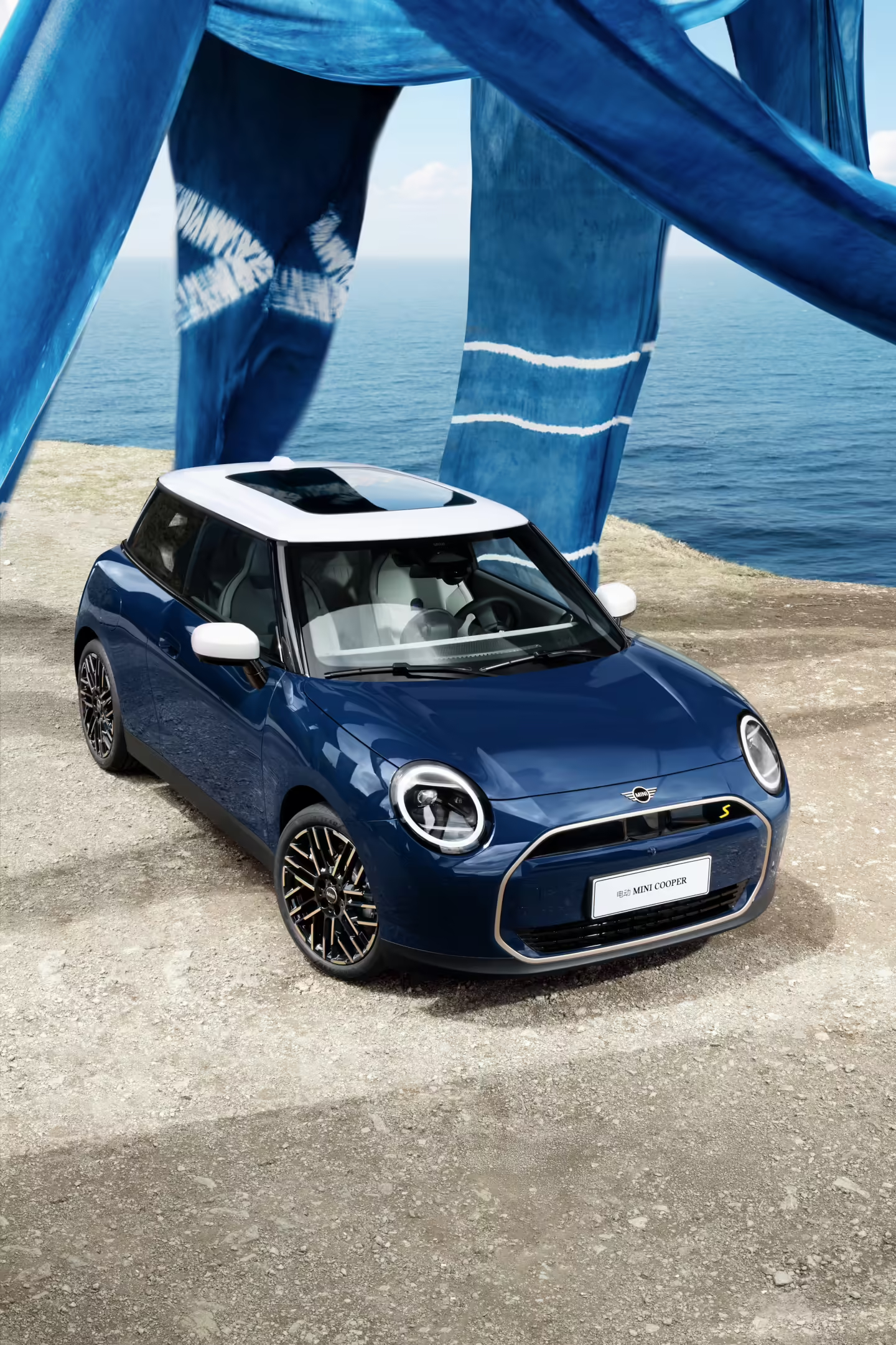 电动MINI COOPER 推出蓝调限定配色了，该说不说，我第一反应就是很适合青