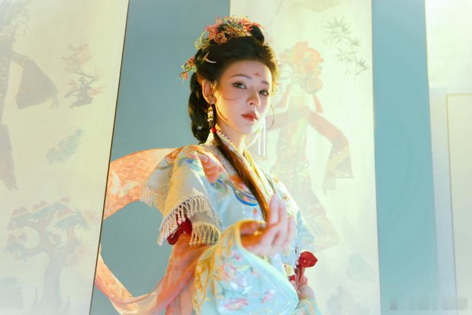 张予曦皮影织女造型张予曦皮影织女造型，好美啊，像是从古画中走出来了张予曦从古画中