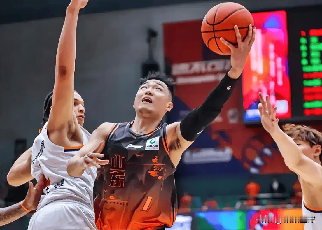 半场惨案！上海58-32狂胜山东26分
 
今晚，上海与山东的关键对决半场战罢，