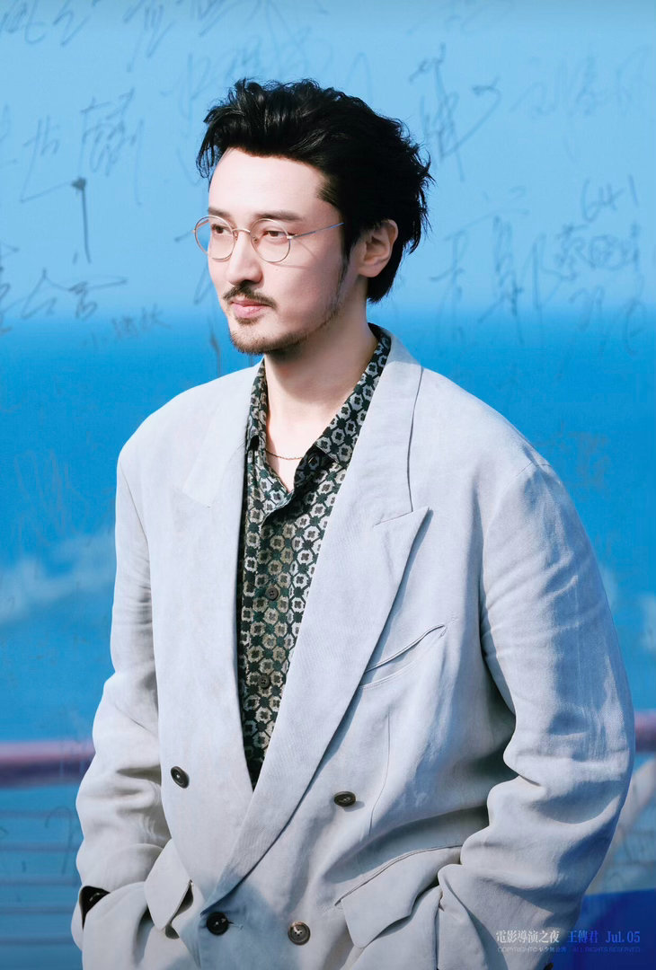 王传君时隔十九年再登唱跳舞台谁能想到专注影视多年的王传君官宣披荆斩棘，距离《加油