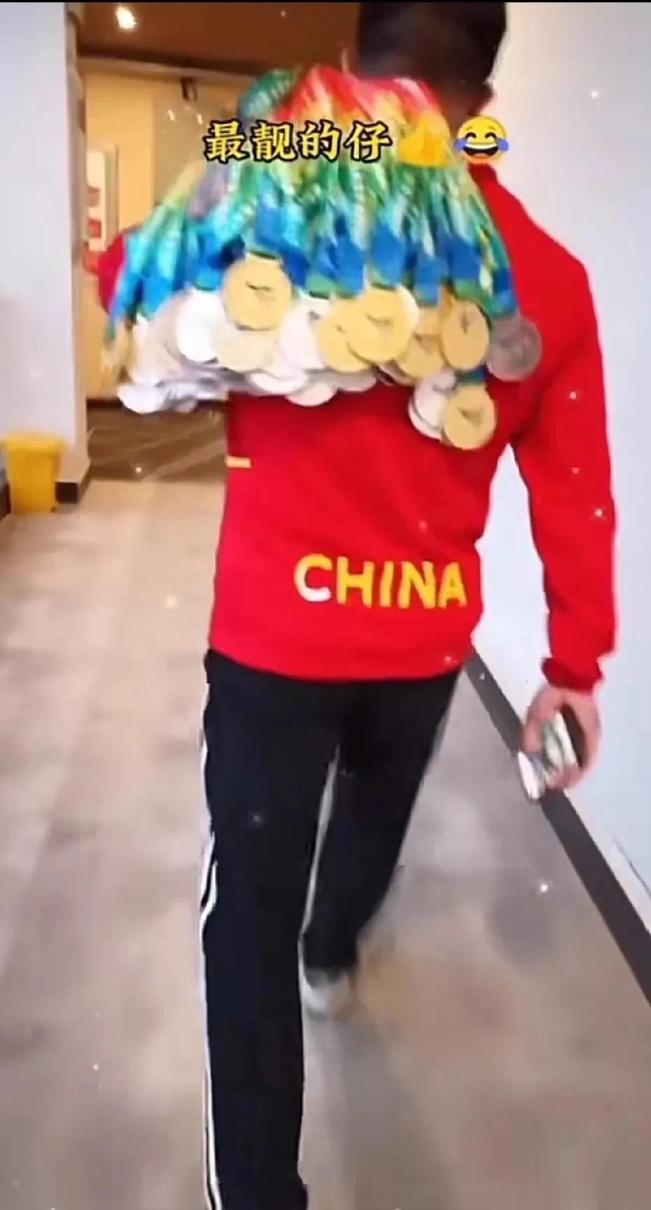 高光时刻:亚运会期间有一位中国教练把他的弟子们在亚运会期间所获得的奖牌全部背在身