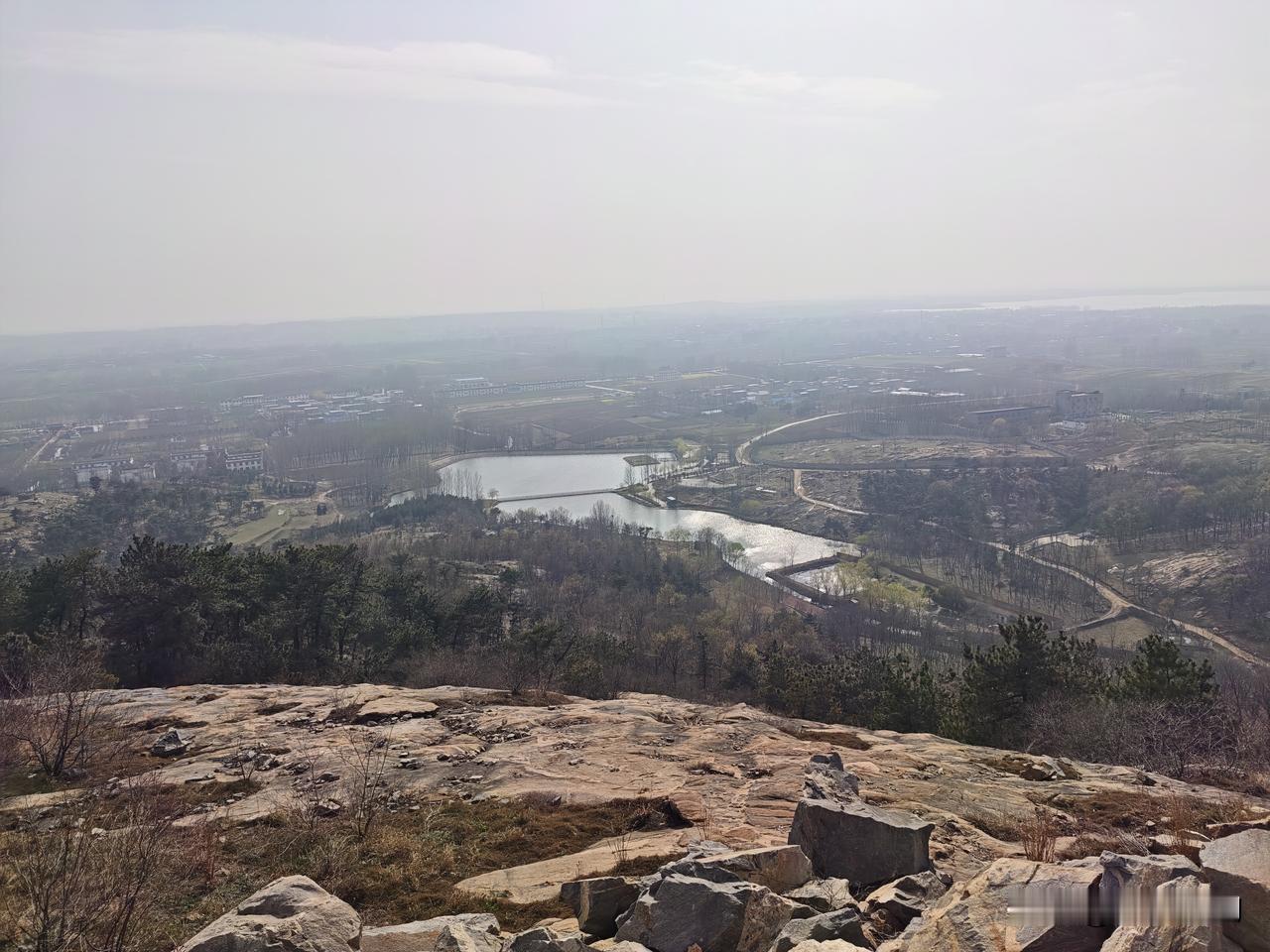 休息之余，就放眼山的周围，看着起伏的群山，偶尔还能认识一些自己从没有见到过的各种