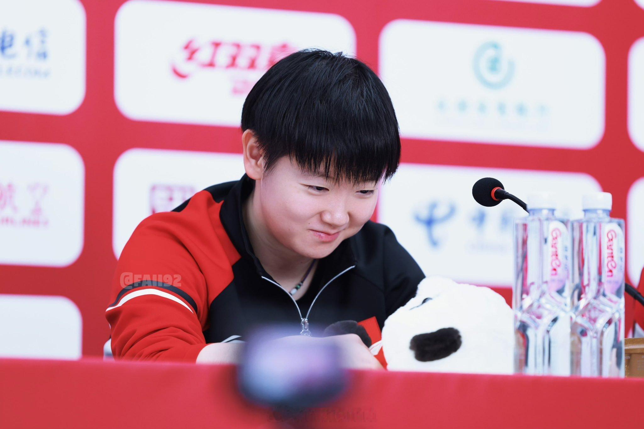 好萌啊😄 孙颖莎vs大熊猫 每天都从满满活力开始