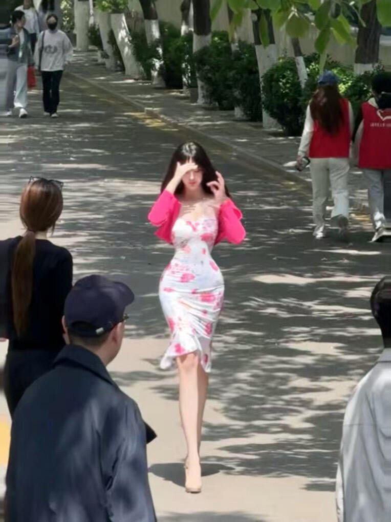 球场遇到贝微微，这身材你喜欢吗？ 