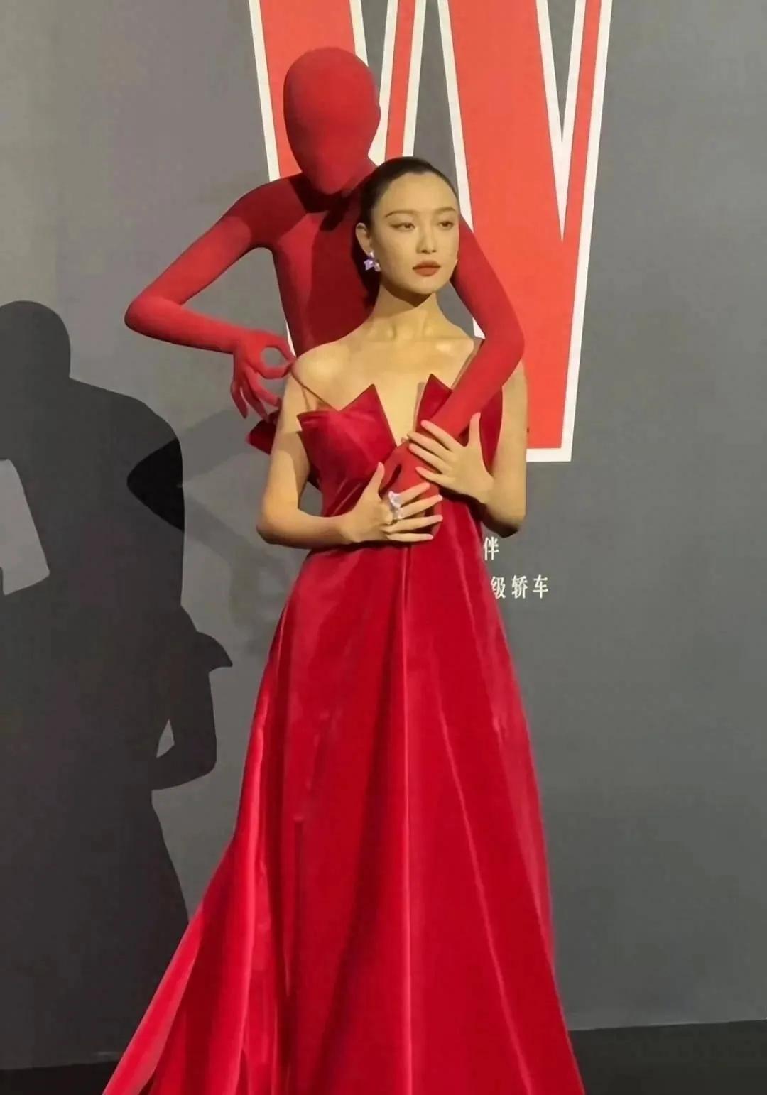8月19日，W盛典在上海举行，活动邀请了诸多娱乐圈知名人士出席。

倪妮此次亮相