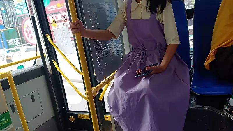 泪目 女孩打车去医院 司机要200元 女孩付钱时小声说 等下骗我奶奶说只要10元