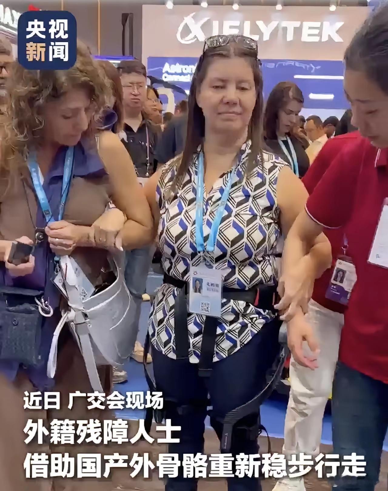 广州，广交会，一个阿根廷女人坐着电动轮椅排了半小时队。几分钟后，她站起来了。她的
