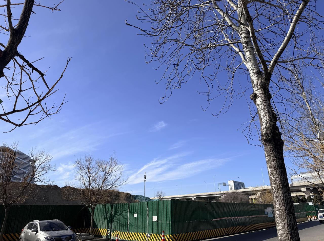 为啥知乎上几乎千篇一律的认为北京气候不好？
作为一个北方人，我觉得上海梅雨天时候