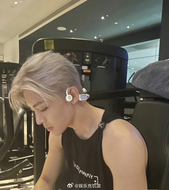 健身房偶遇侯明昊侯明昊你怎么这么自律！今晚要录歌手，下午还在健身房！侯明昊录歌手