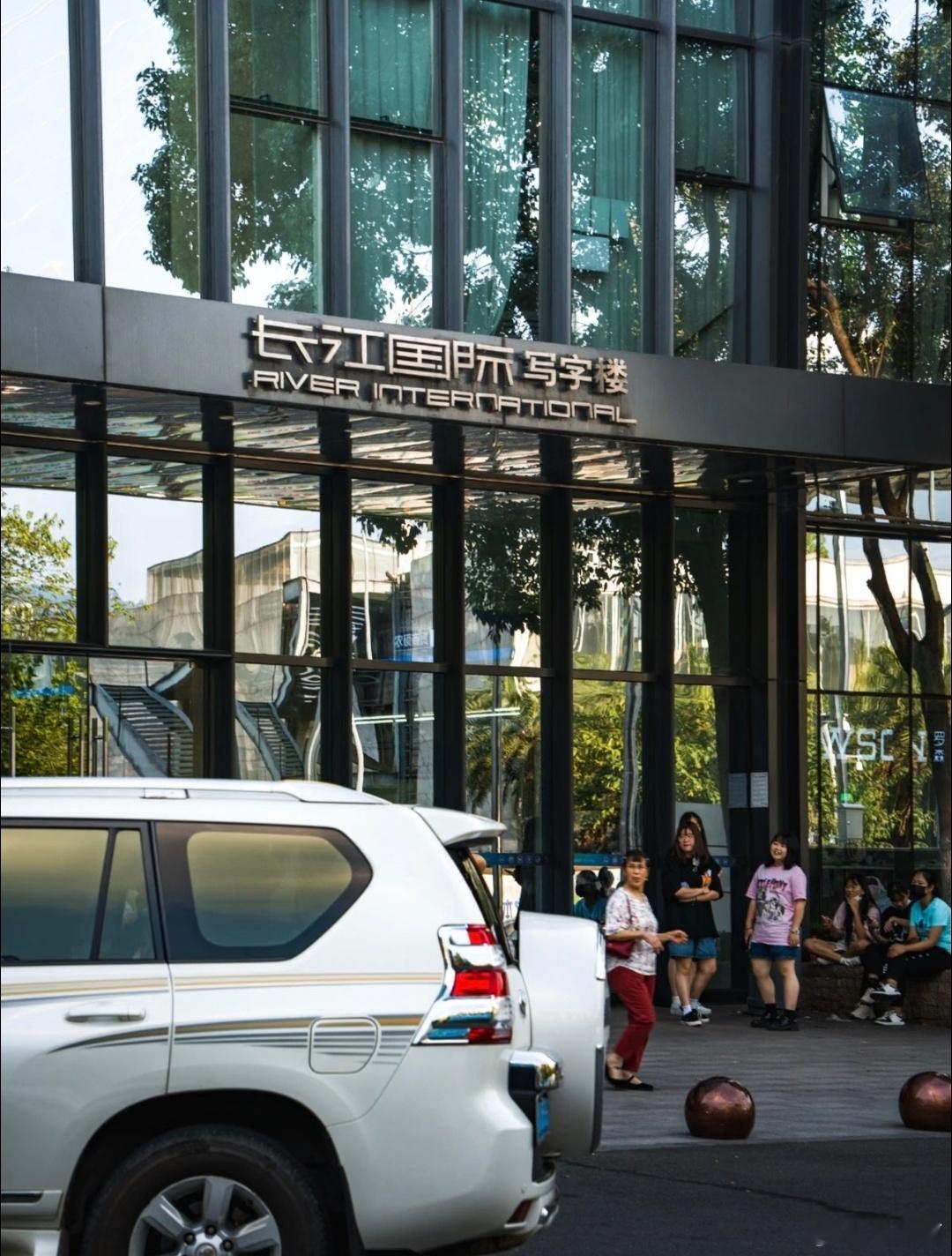 有人进时代峰峻办公室看到疑似时代峰峻被人闯入并直播的消息，第一反应是担心。那里有