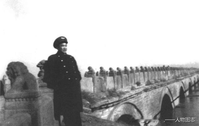 1954年，段苏权任华北军区空军司令员时在卢沟桥畔留影。
