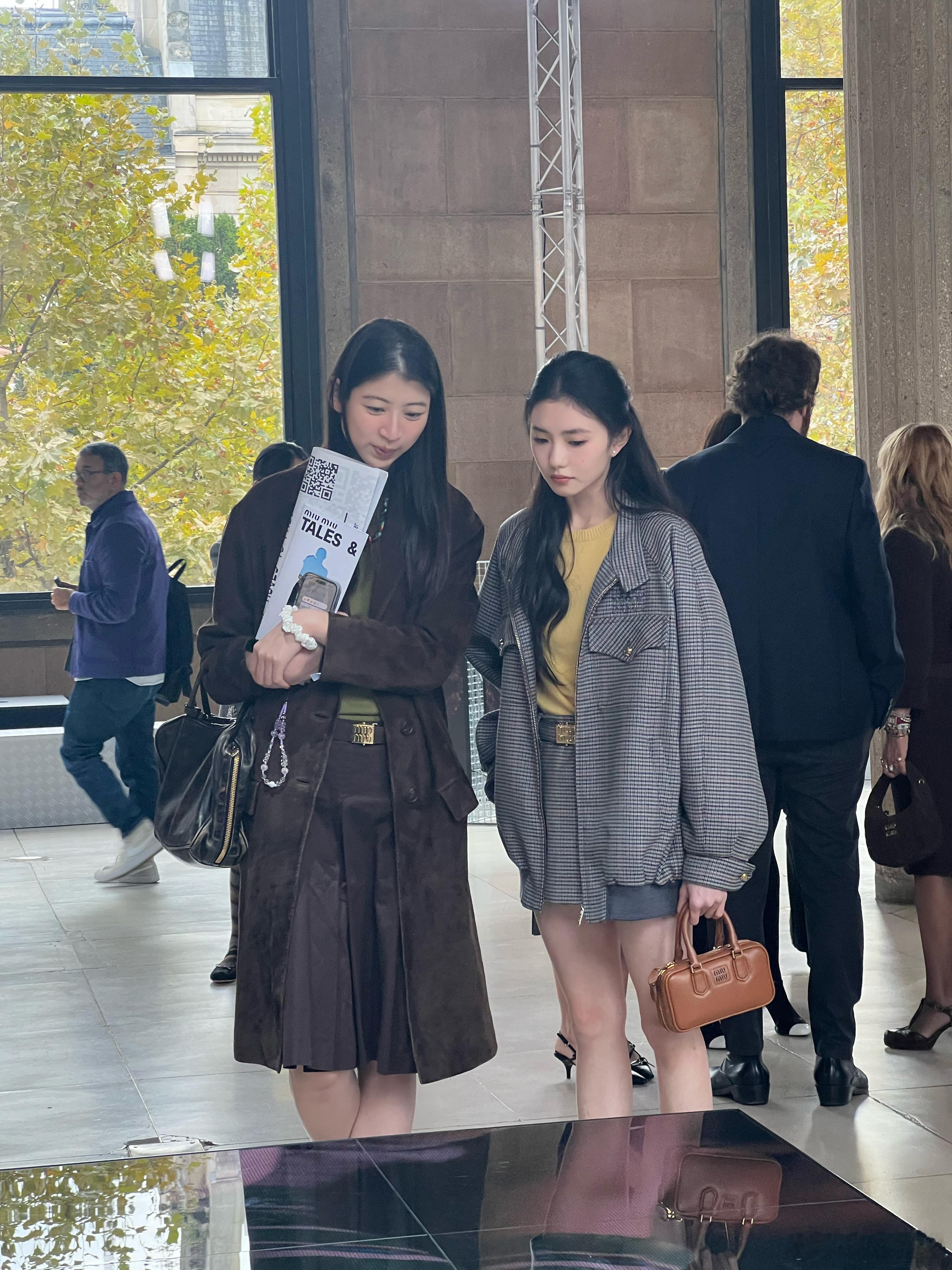 #刘浩存看展生图#刘浩存今日看展的生图十分惊艳，暗灰色格纹夹克套装尽显简约之美。