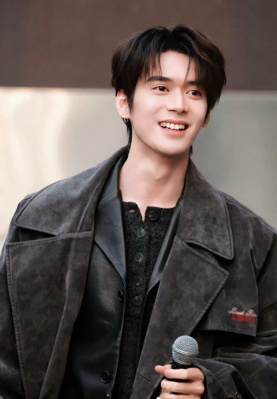 章时安新人美 章时安的“新人美”是独一份的！不会刻意装成熟，面对镜头会自然露出腼