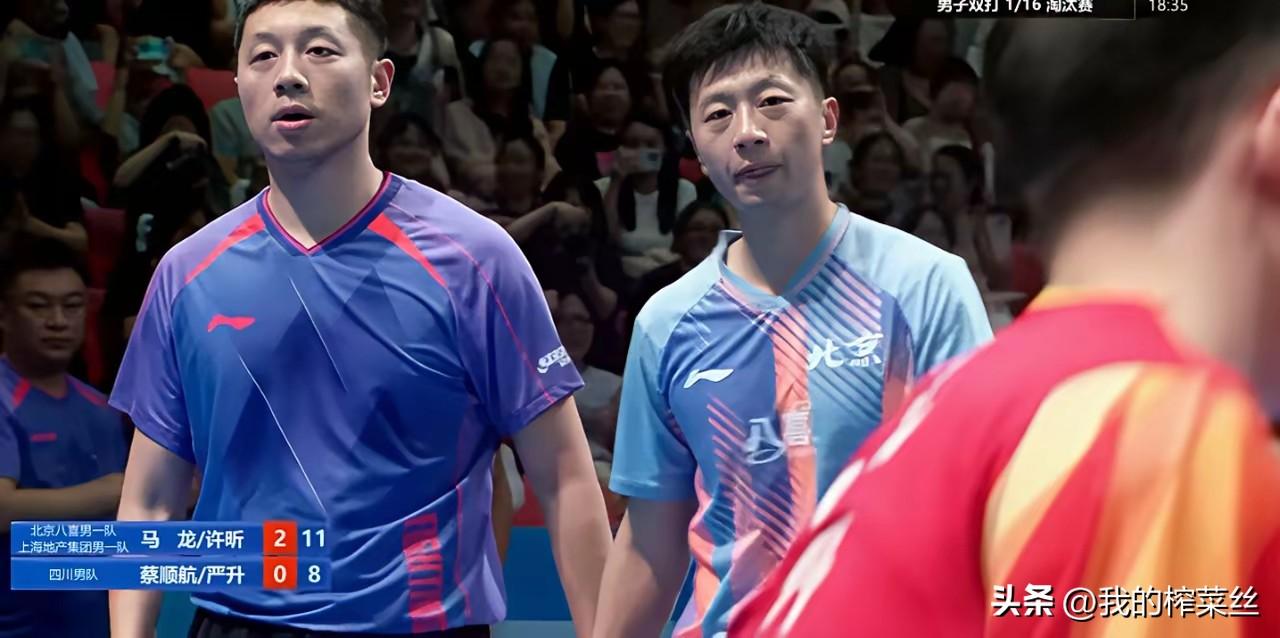 马龙/许昕夺冠，王励勤给他俩颁奖，估计王主席内心五味杂陈。
看着俩人笑得，龙队儿