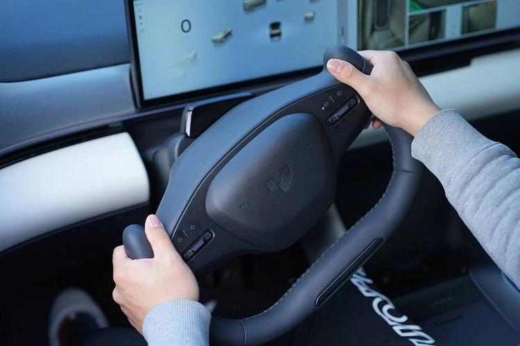 真的是干完门把手，又干方向盘！2026开年，汽车圈迎来两场拨乱反正！那些反人类设