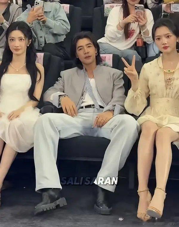 此沙的坐姿也太狂野了吧，公共场合不应该注意一点吗 