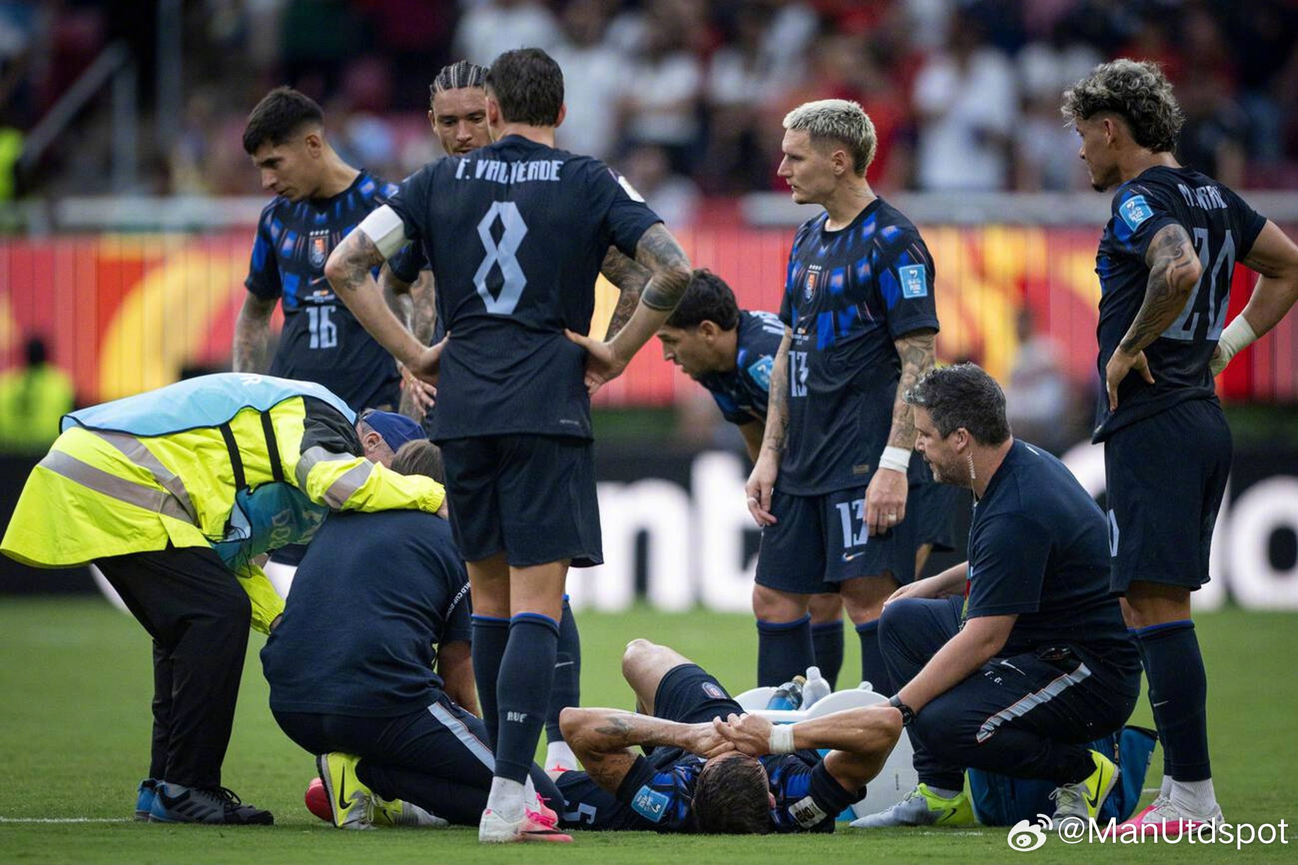 乌拉圭vs西班牙的比赛中，乌加特无对抗情况下重伤倒地，被担架抬下场。一些媒体表示