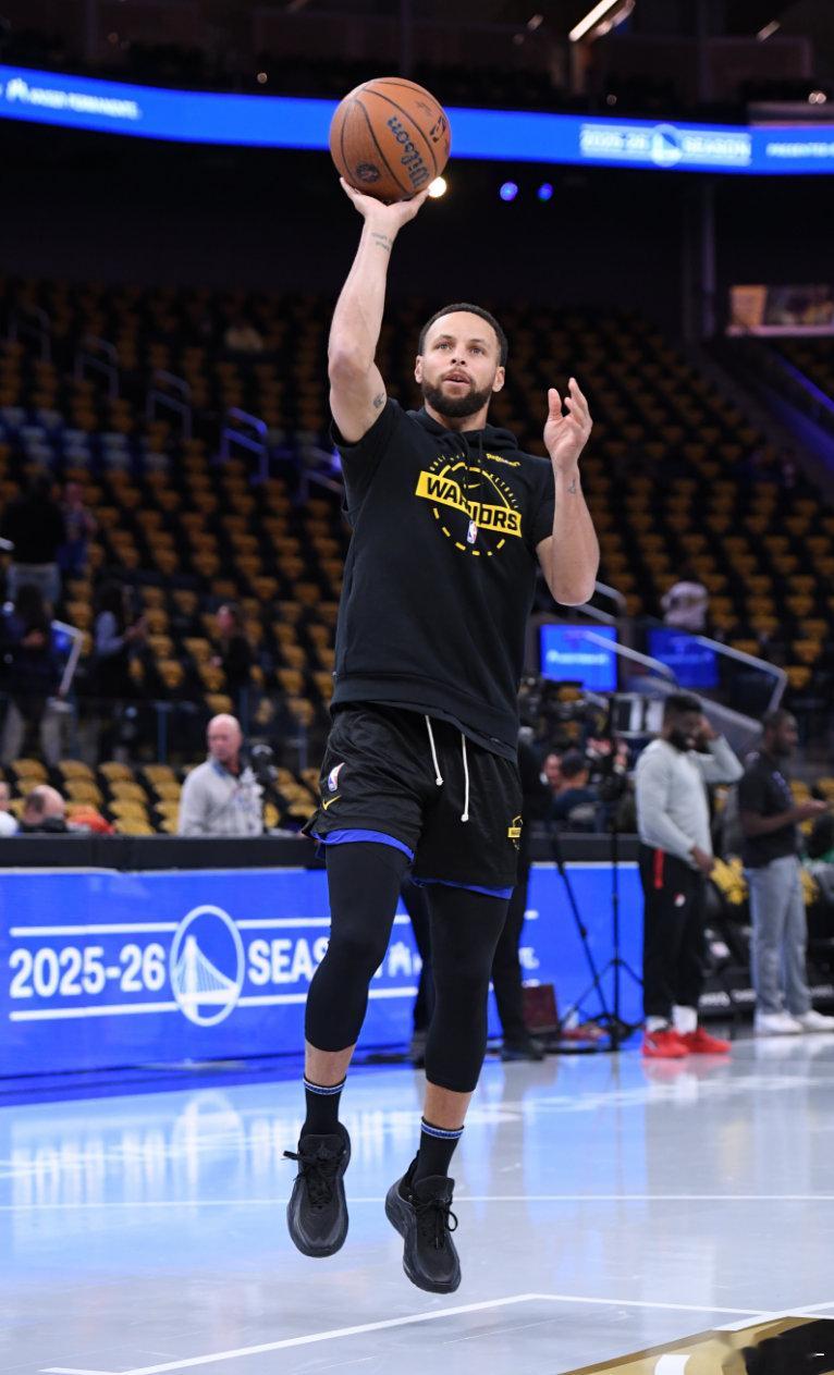 库里在今天的NBA正赛中上脚了队友吉米巴特勒的签名鞋JB4，这也是库里首次在正赛