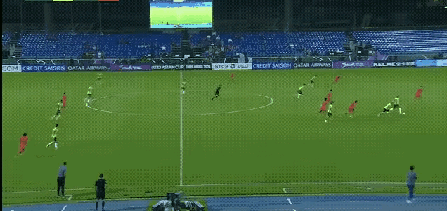 傅明这个判罚真的挺大胆！韩国这个犯规，会直接影响比赛结果的。如果点球澳大利亚进球