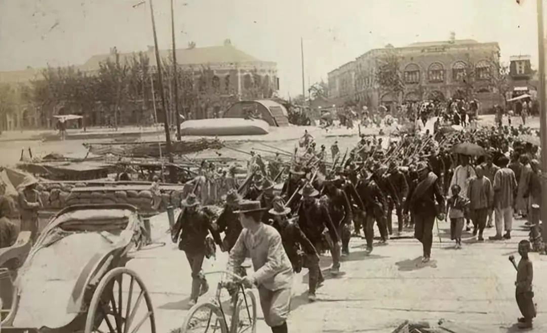1940年，几个鬼子兵用木棍将一个衣不裹体的姑娘活活打死。突然，一个手上流血的日