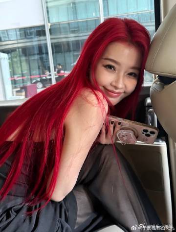 终于等到孙怡上浪姐了 多才多艺的孙怡在舞台上闪耀，她的表演充满力量感，观众的目光