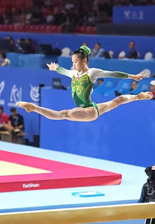 天才少女横空出世！双线碾压夺冠，柯沁沁扛起体操未来