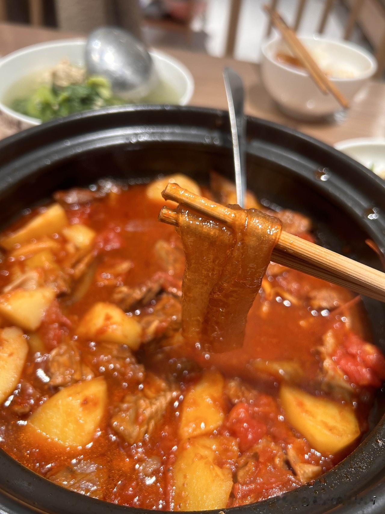 老婆烧的这个土豆牛腩味道一流，
配上这裹满汤汁的宽粉简直绝了，
这是我目前吃过最