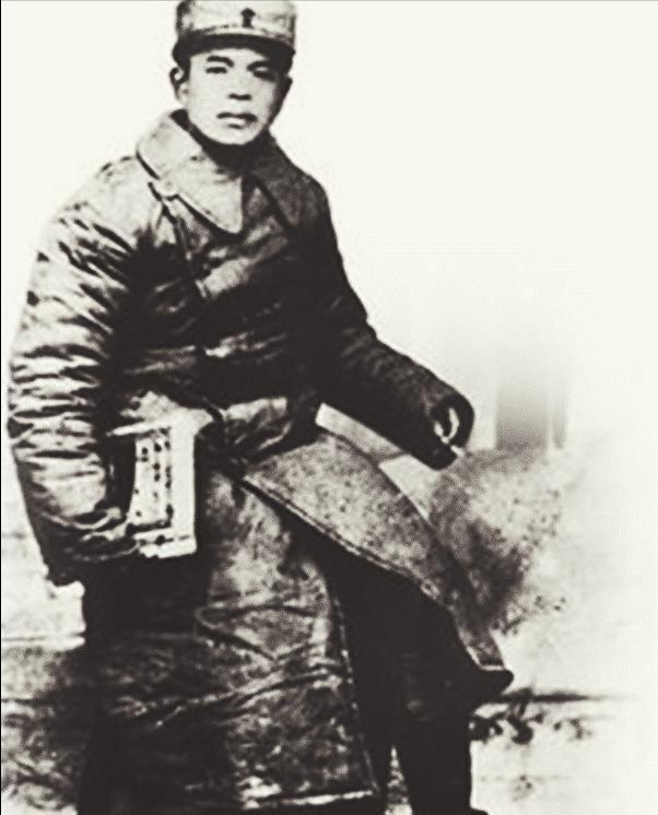 1950年，肖华到北京赴任，大街上看到一香烟小贩：7年了，杀害黄骅同志的凶手终于