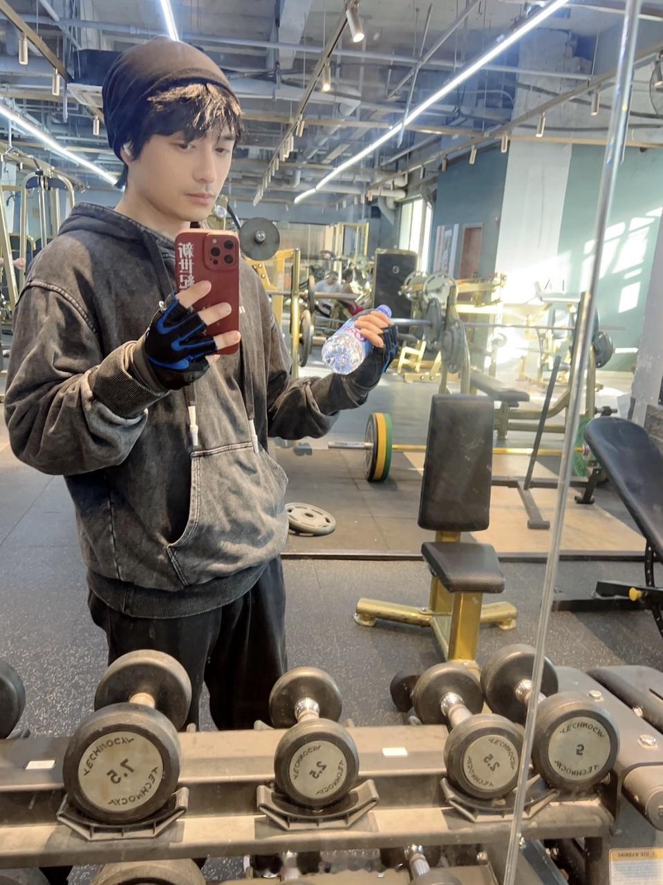 刘旸被打飞了哈哈哈刘旸教主这波是典型的“健身猛如虎，实战原地杵”啊！明明练出了让