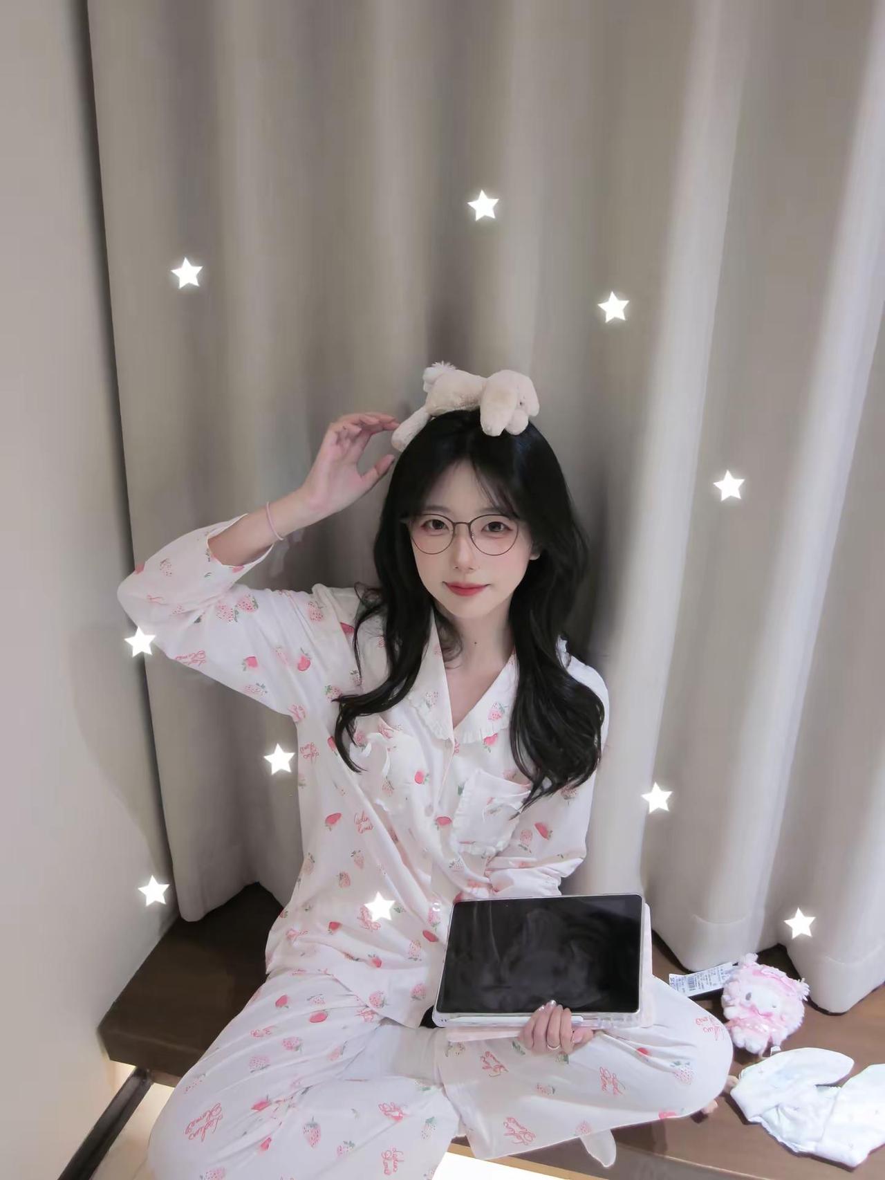 我们的关系可以像毛绒玩具一样简单吗 你戳一下我我就会对你说话 你抱住我我也会抱住