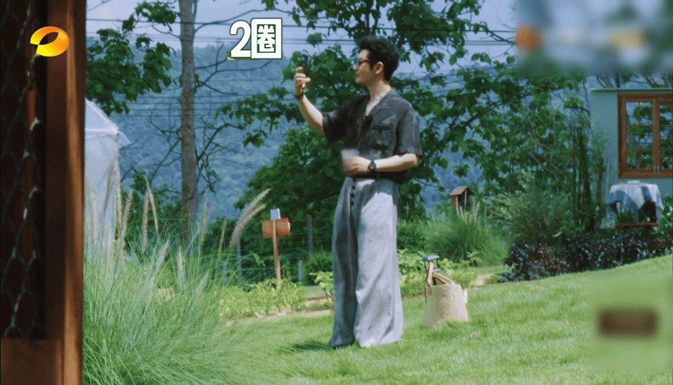 黄晓明不语只一味拍照 笑死！别人忙着干活，晓明哥忙着到处拍照😂有王俊凯坐镇，直