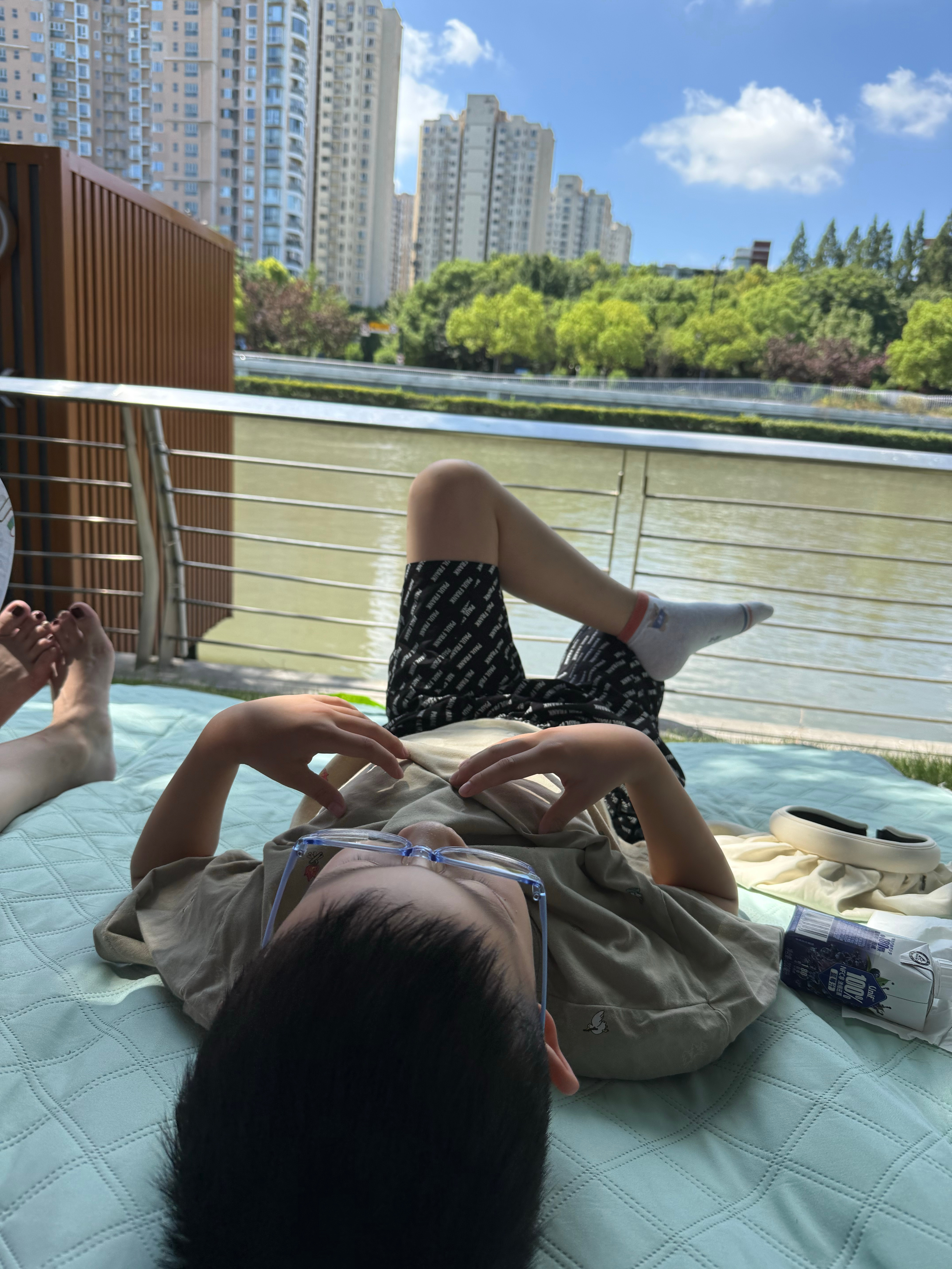 户外4小时还是中老年人潇洒，小牛电动车+萨克斯，有的还有音响外放 ​​​