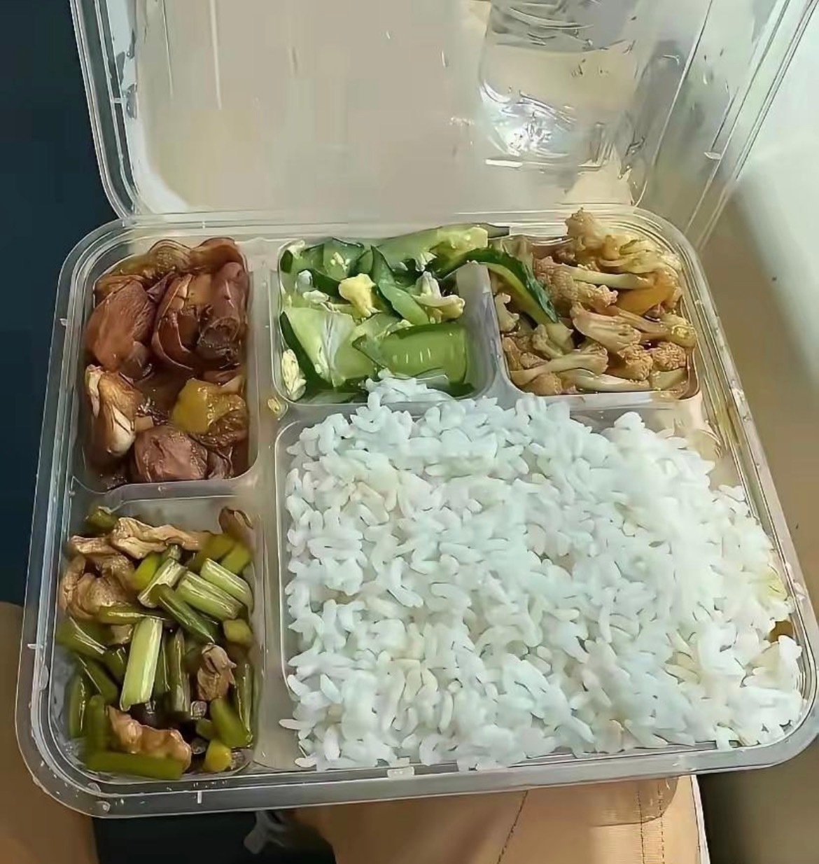 高铁上25元的盒饭你觉得怎么样 ​​​