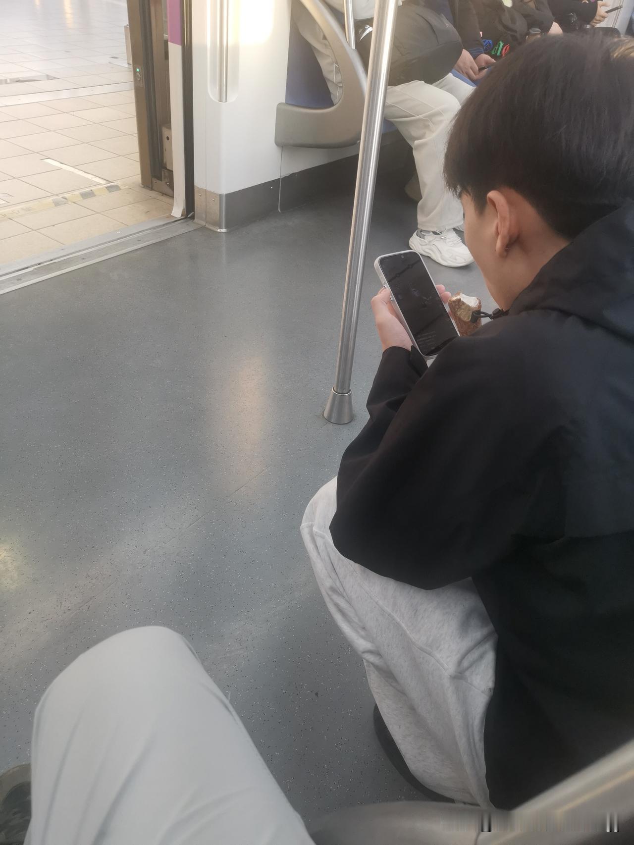 现在的年轻人有多舒服，早上六点，一边刷着手机，一边吃的冰淇淋蛋筒，