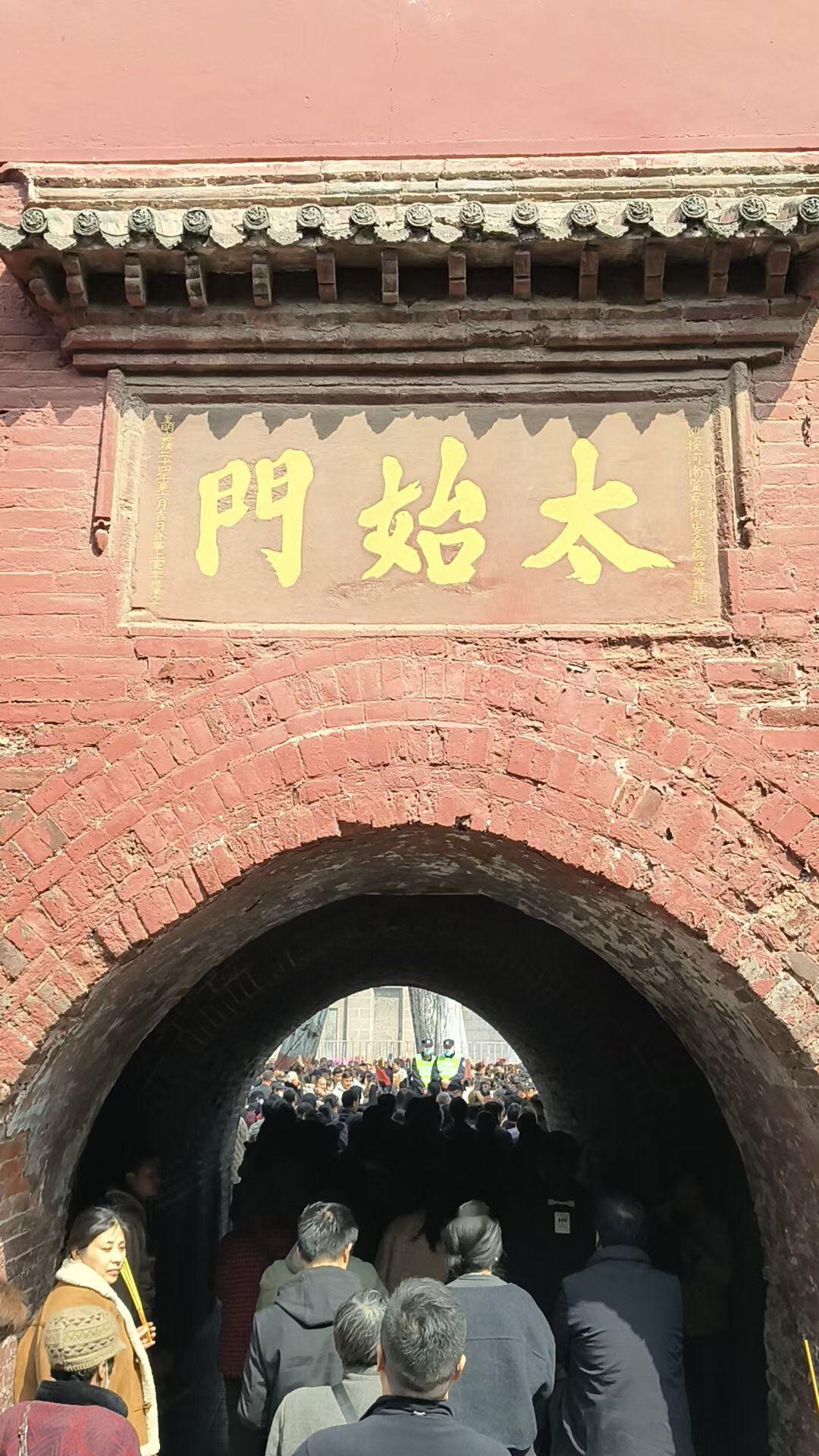 一阳生于子，二阳在丑，三阳在寅。
而乾位在西北，居子之前，故说：乾知太始，以父道