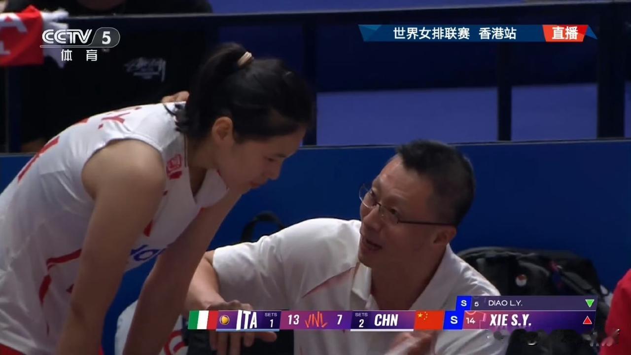 中国女排通过这几年的摸爬滚打，终于在接应和二传位置上看到了希望，这场打意大利女排