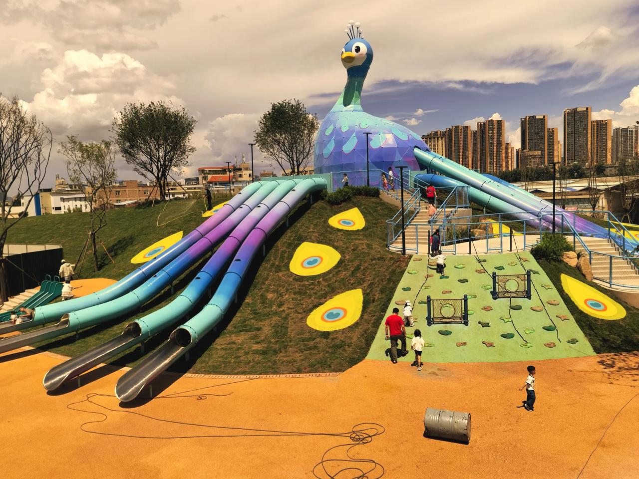 巫家坝的体育公园二期也是在上的提前向市民免费开放了的。没想到啊！里面还有很多的商