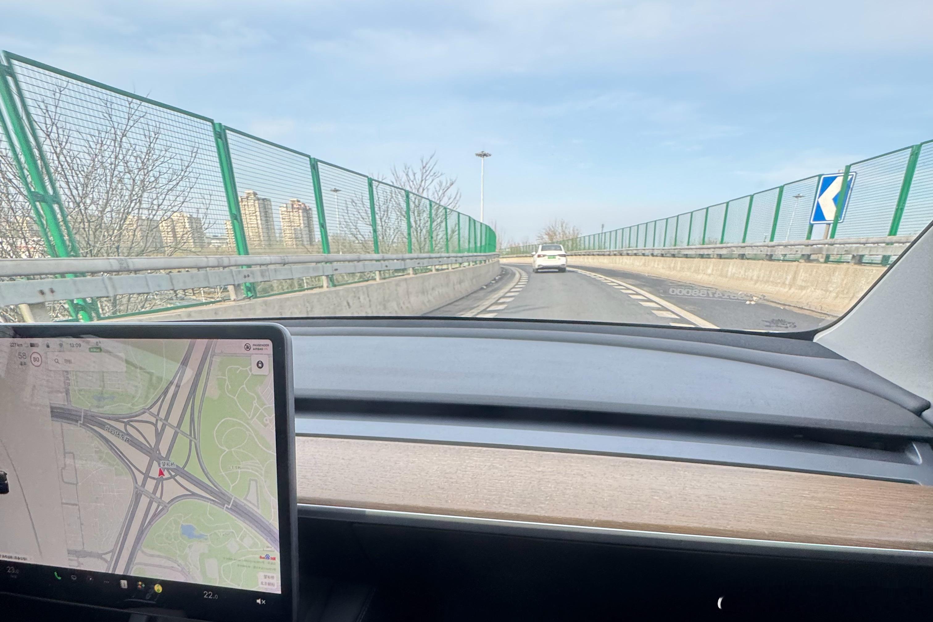 出发去取小米SU7 Ultra，打了个网约车，结果打了个Model 3 Perf