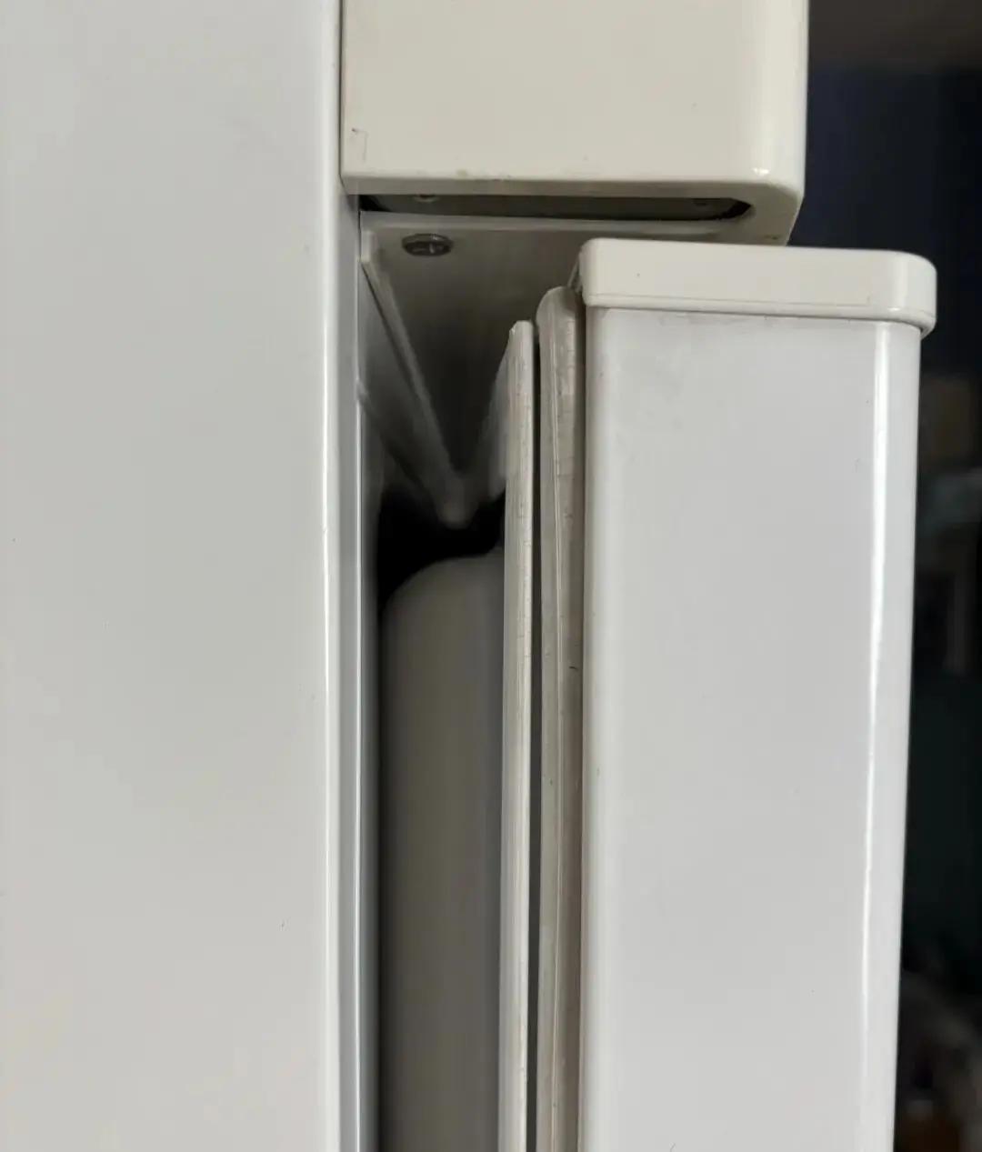 冰箱门天天被冰箱贴霸占同一块地方，门体居然会慢慢变形，冷气偷偷跑光，能耗直线上升