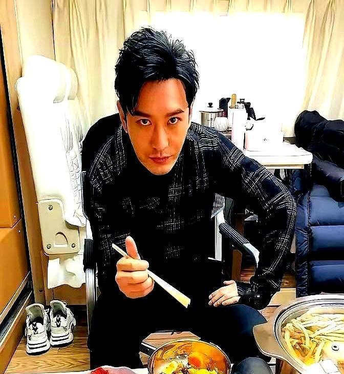 离婚男人过年只能孤零零？
黄晓明这桌年夜饭，狠狠打了刻板印象的脸。
他左手搂着亲