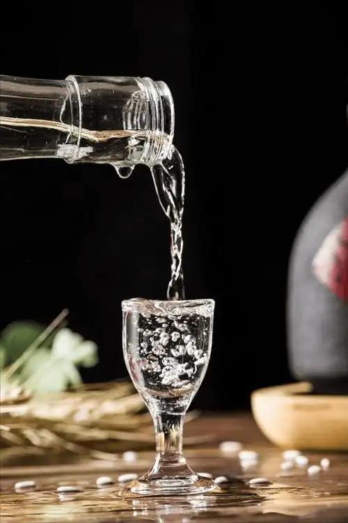 白酒多少度最好喝？
       白酒多少度最好喝并无准数。不少人认为53度是黄